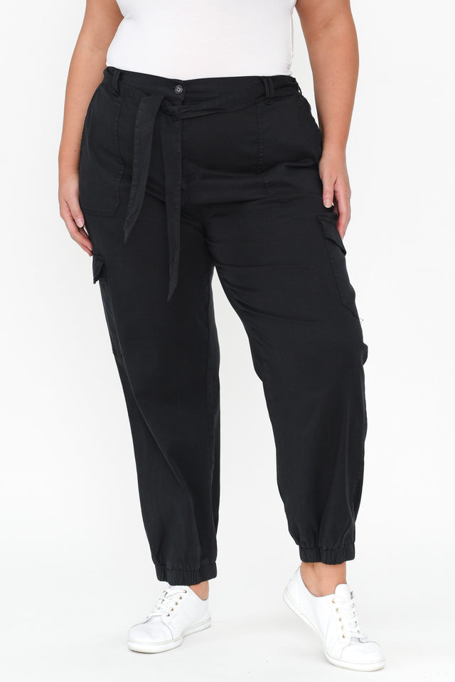 plus-size,curve-bottoms,plus-size-pants, alt text|model:Caitlin