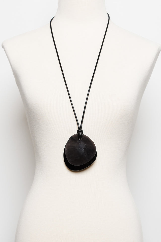 Obre Black Oval Pendant Necklace image 3